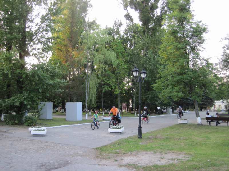 Участники едут через городской парк