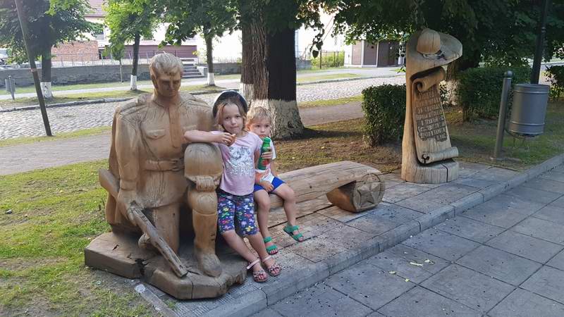 Скульптура солдата в городском парке