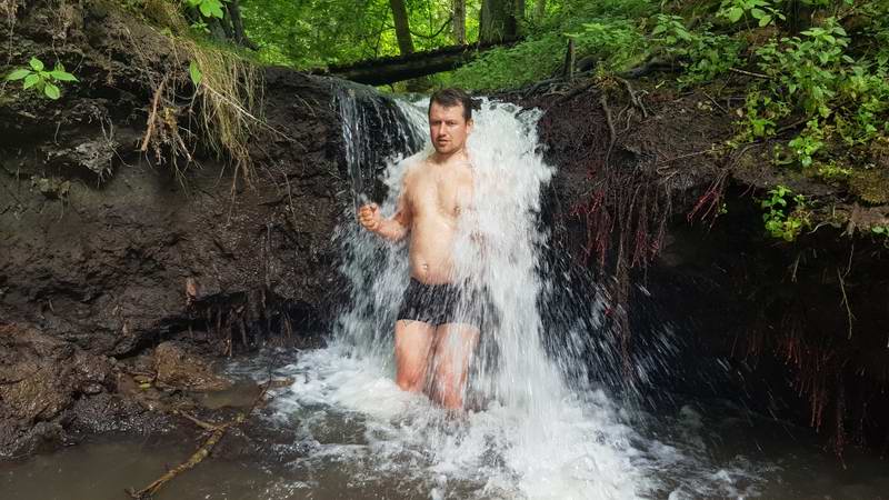 Сергей Мезенов в водопаде