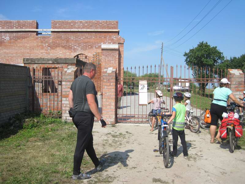 Приехали к замку