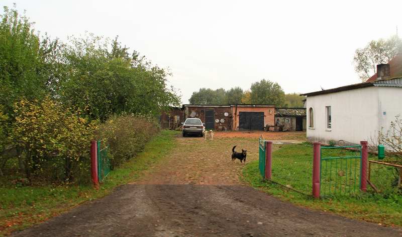У кого-то весь двор выложен немецким кирпичом