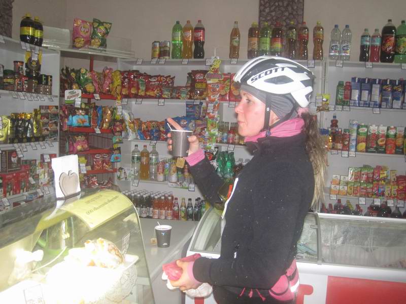 Единственный за всю поездку магазин оказался на финише. И здесь наливают чай