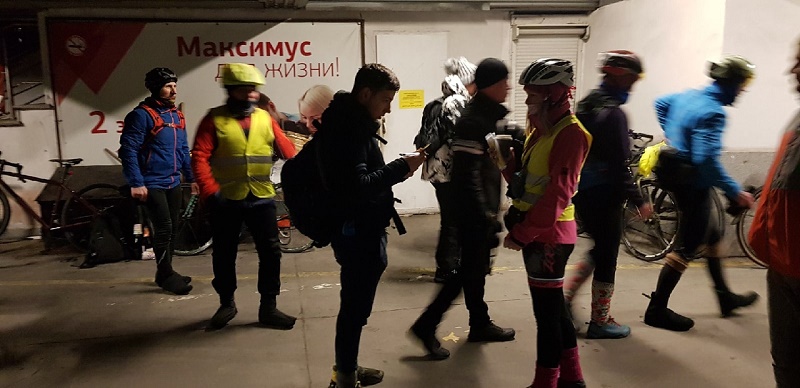 На каменных руках.