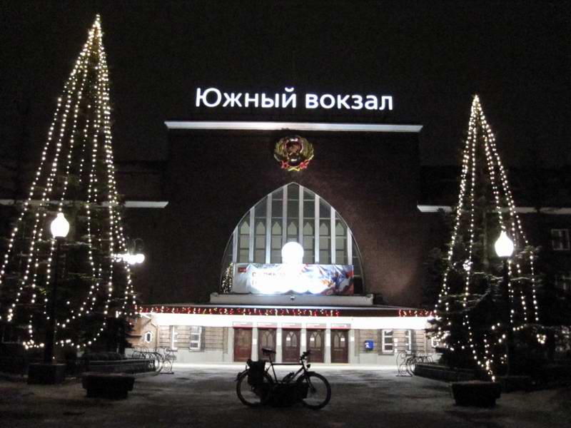 Велосипед Сергея Мезенова у входа в Южный вокзал