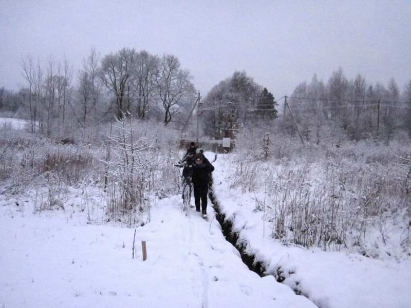 Пробираемся вдоль траншеи для кабеля
