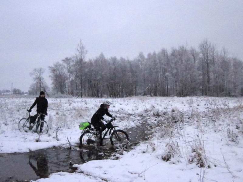 Ольга Костыря пересекает ручей