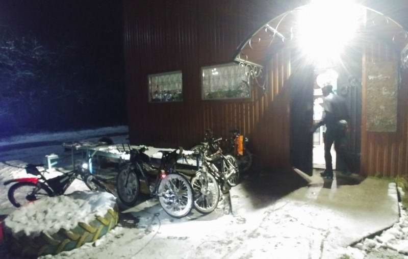 Остановка у магазина в Лазовском