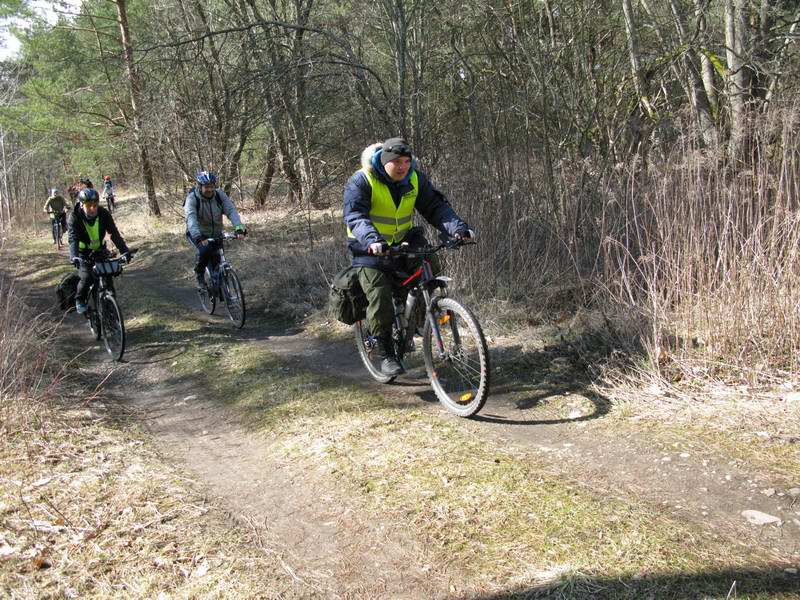 13:06. Замыкающая группа 2 проезжает через лес <a href='http://koenigbicycle.ru/js/ymapload/mapload.htm?maps/v2110tr.kml&54.62479455599999&21.061329167&17&hybrid'><img src='/images/Yandex_Maps_logo_25px.gif'></a> <a href='https://www.google.com/maps?z=15&t=h&q=54.62479455599999,21.061329167' target='_blank'><img src='/images/25px-Google_Maps_icon.jpg'></a>