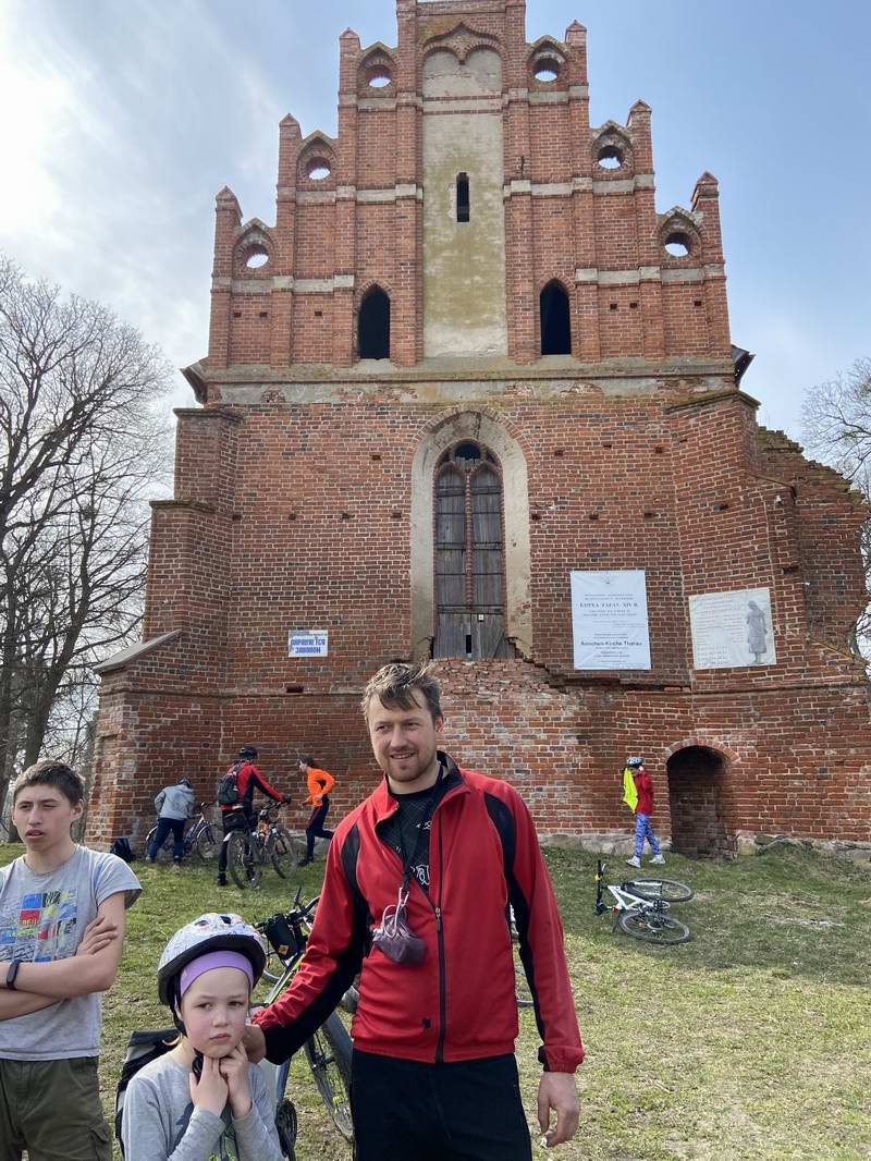 Александр Сердитов младший, Илиана Мезенова, Сергей Мезенов на фоне кирхи