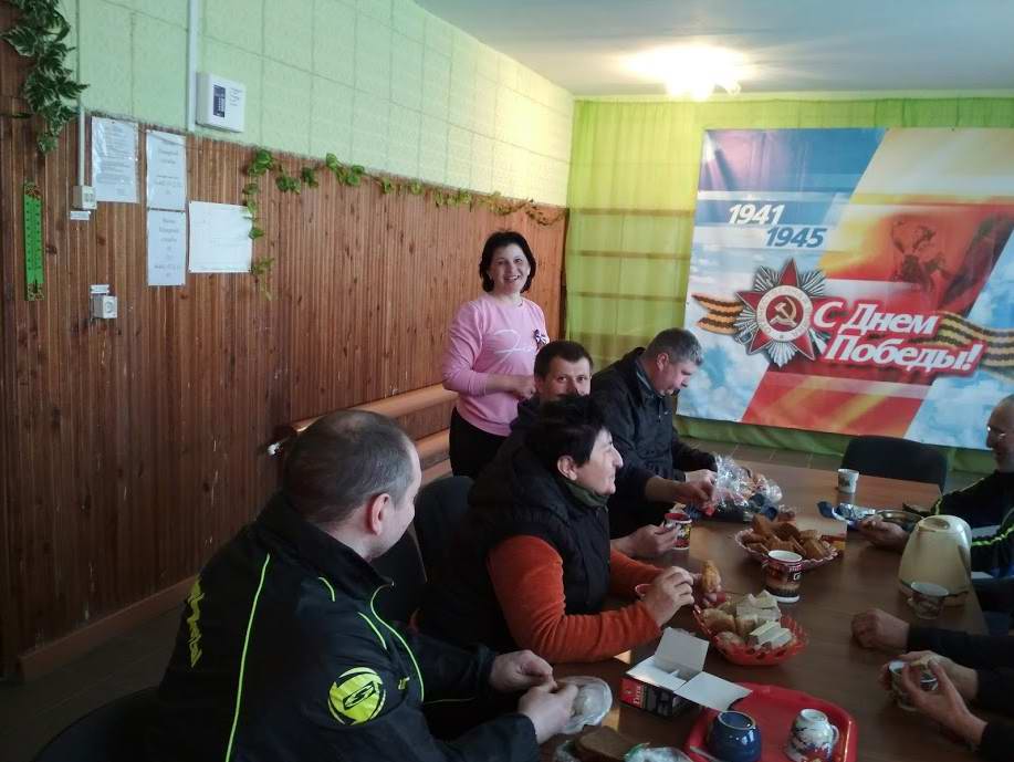 Хозяйка уже второй раз угощает Весеннее настроение