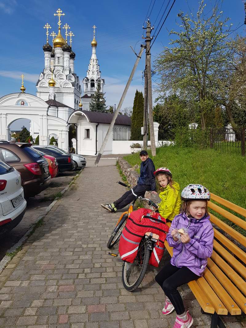 Сидим на скамейке на фоне церкви