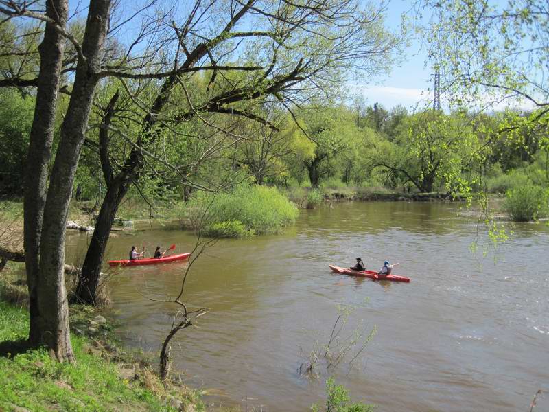 Байдарочники возле водопада