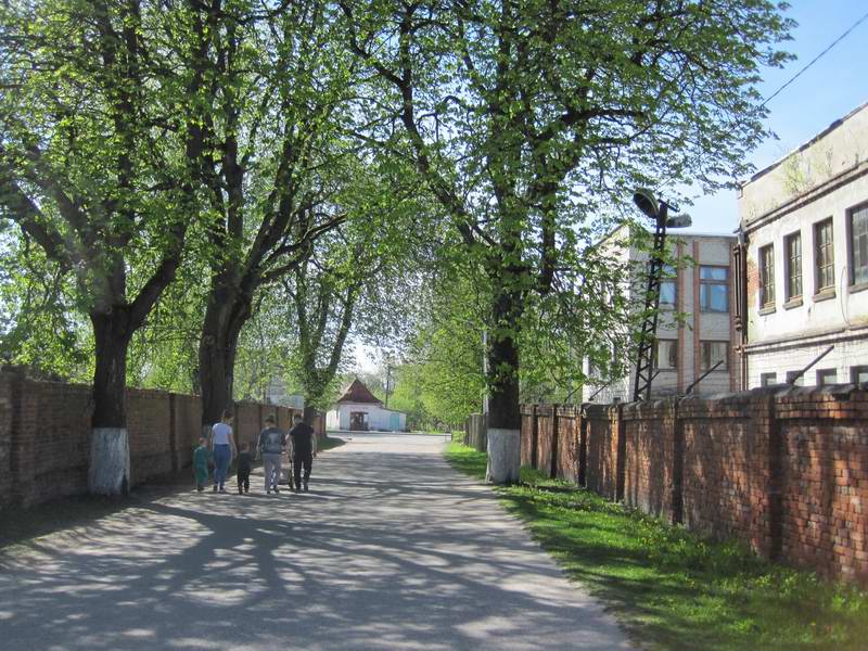 Справа - бумажная фабрика, слева - маргариновая фабрика
