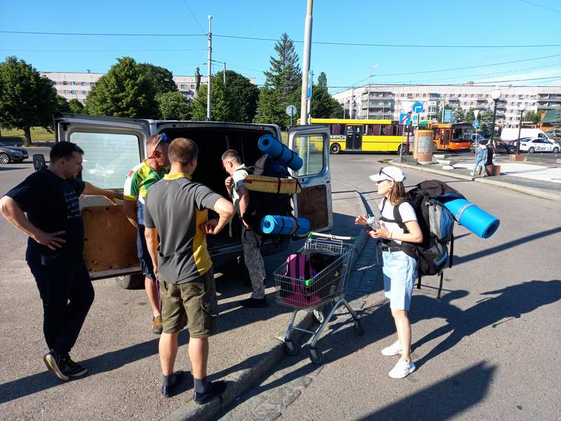 17:33. На Привокзальной площади в Калининграде идёт погрузка туристического снаряжения в микроавтобус Носовтехсервиса