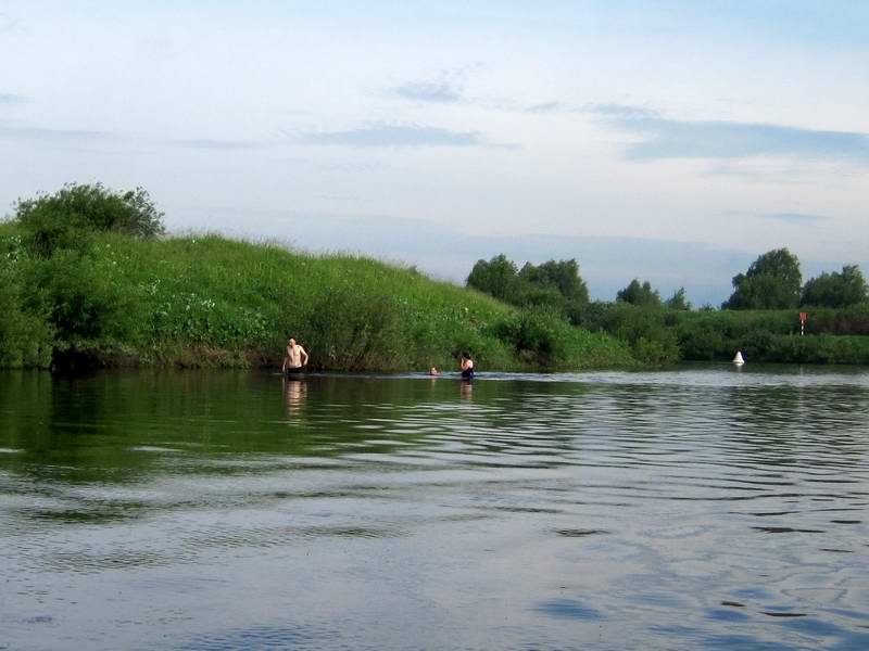 Народ купается в Матросовке