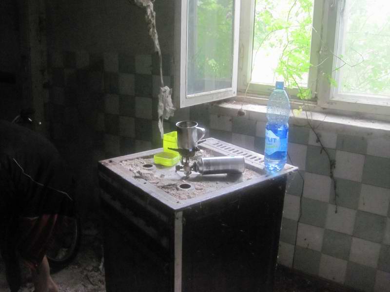 Что ж, поехали обедать и пережидать в заброшенный дом у дороги. Здесь даже кухня с плитой есть