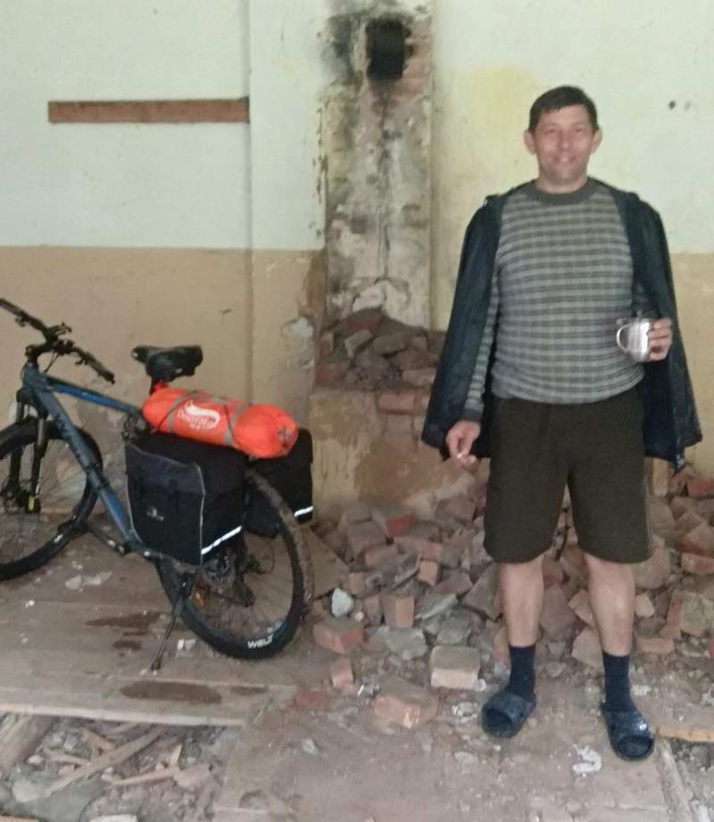 Ян Обухов пьёт чай в заброшенном доме
