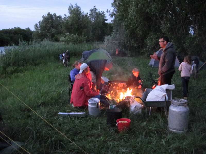 У костра в палаточном лагере