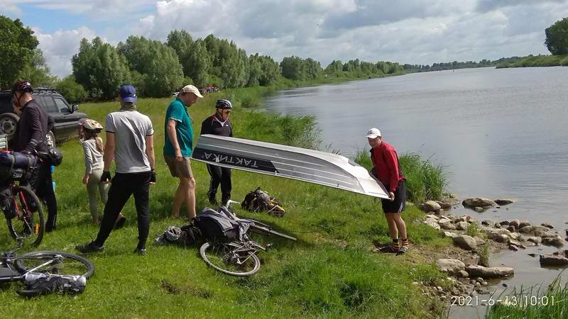 10:01. Спускаем первую лодку на воду
