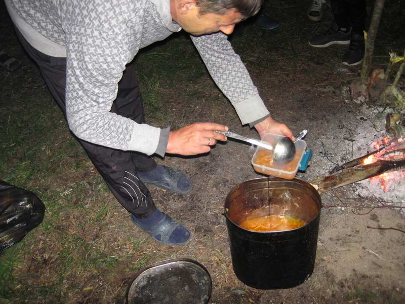 Ян Обухов наливает солянку