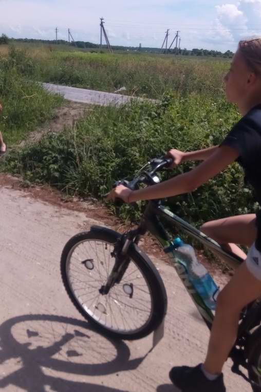 В районе бывшего ветропарка в Куликово также имеется разрыв велодорожки. И приходилось ехать по грунтовке. Но вот с права она снова появилась.