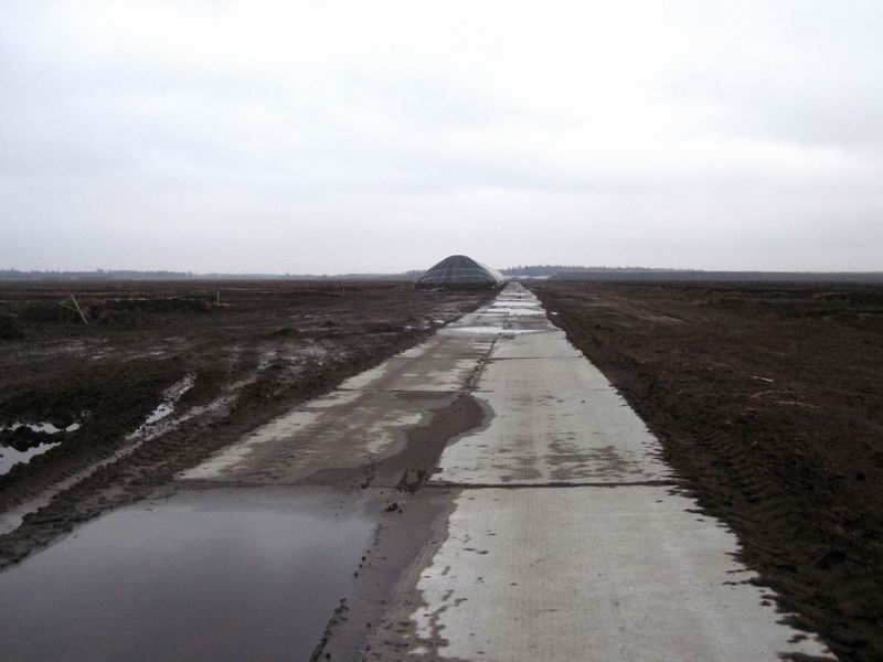 Едем по бетонке через торфяник