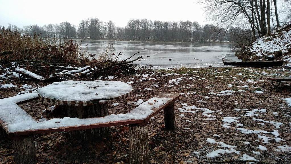 Поляна со столиком на берегу водохранилища