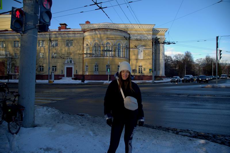 У драмтеатра