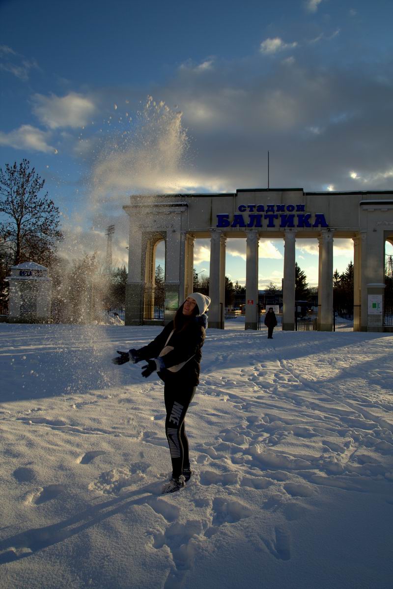 На стадионе _Балтика_ нетронутый снег