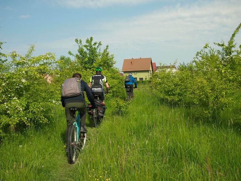 Пересекли Окружную(Парковую), выезжаем на ул. Лесную, через чей то участок, скоро здесь появится забор и проезда не будет.