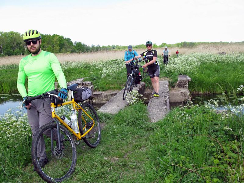 Переходим речку Заметную по бетонному мостику.