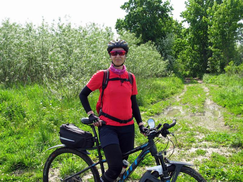 Мария Дмитриева на фоне грунтовки по которой дальше мы поедем в Светлое.