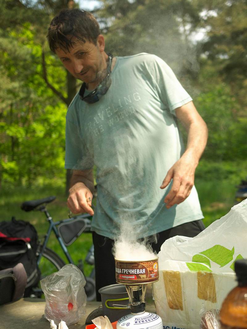 Юрий Ситников выпускает джина из банки с гречневой кашей.