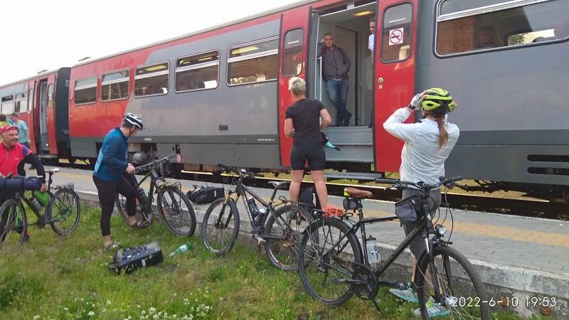 Высадка велосипедистов на станции Большаково