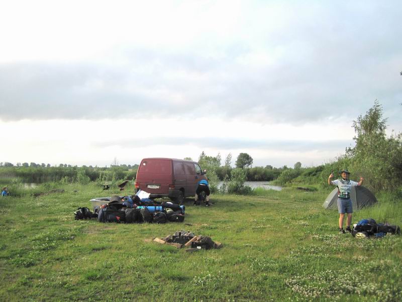 На месте ночёвки был обнаружен Алексей Чайкасов, приехавший на поляну своим ходом, который уже успел поставить палатку