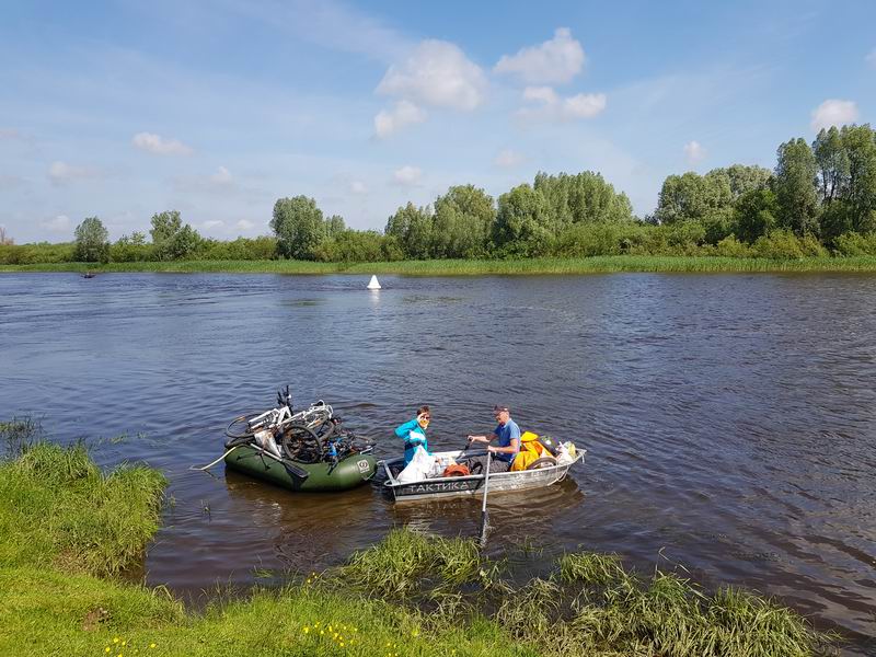 Егор Цветков и Евгений Клочко оправляются на лодках по Матросовке