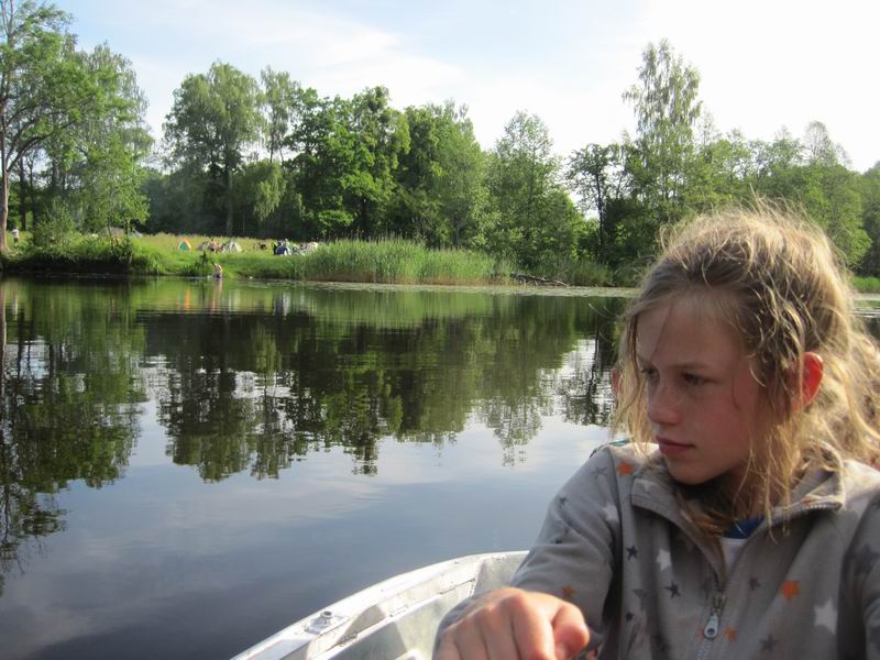 Дети катаются на лодке по речке Полянке