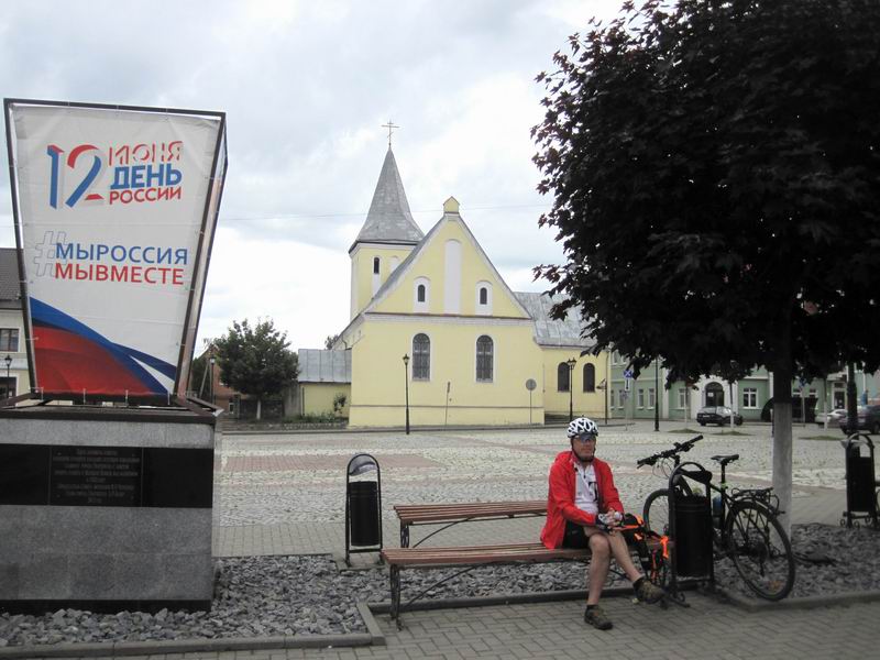 Игорь Виноградов на фоне церкви в Гвардейске