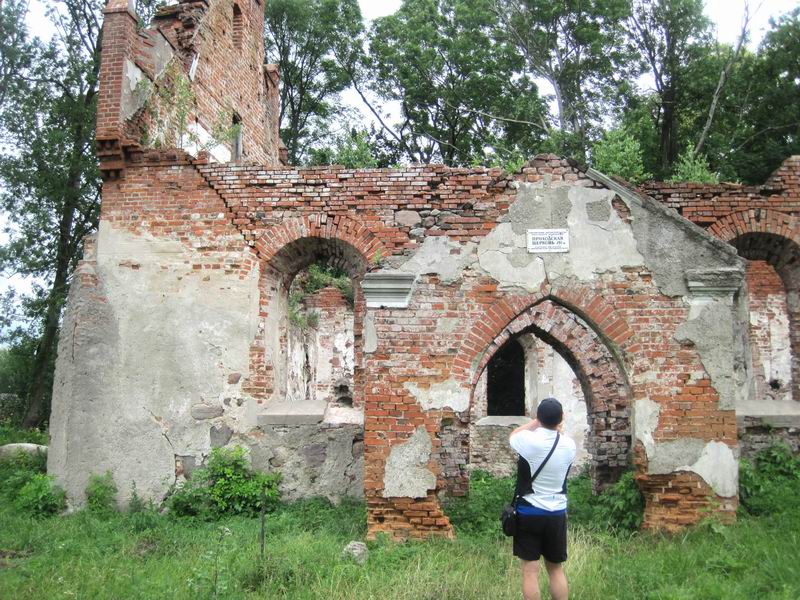 Никита Никитин фотографирует кирху в Тишино
