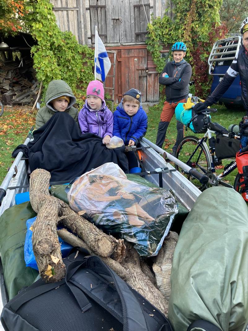 Чтобы центр тяжести прицепа был перед осью, набрали дров для костра в противовес детям