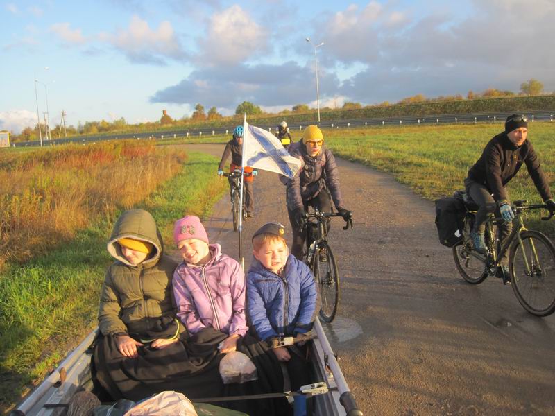 Выруливаем по грунтовке на трассу