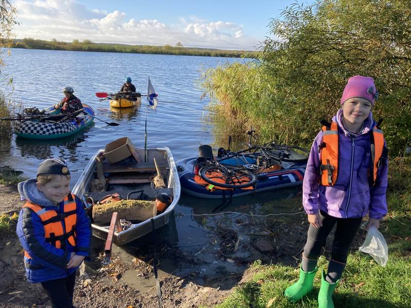 Дамиан и Илиана Мезеновы на фоне лодок