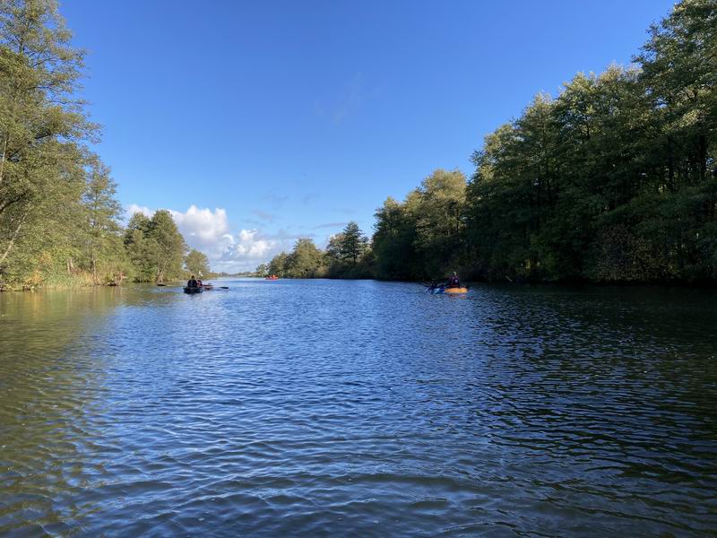 Идём по каналу через лес