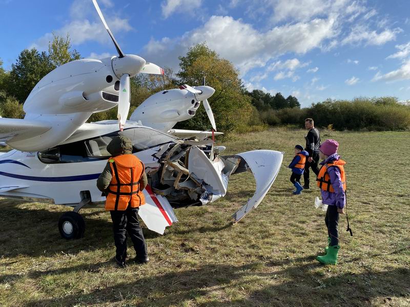У разбитого самолёта