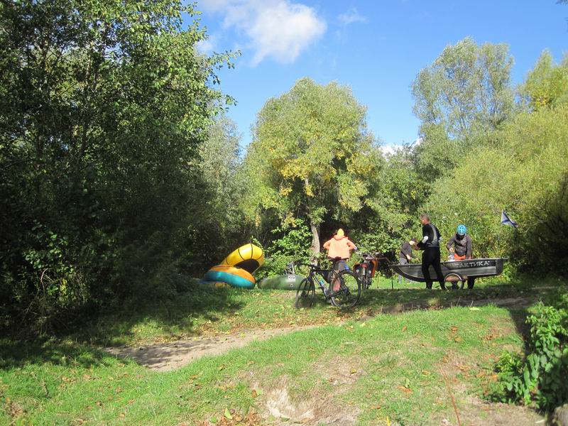 Приехали на место привала