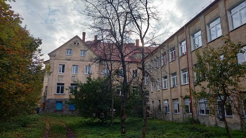 Пошли во кругу современной пристройки