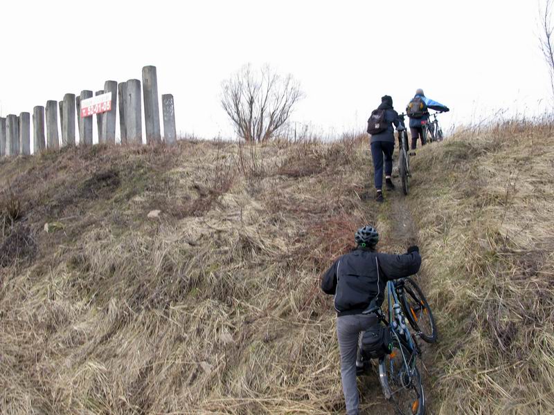 Рядом проходит дорога в Светлое.