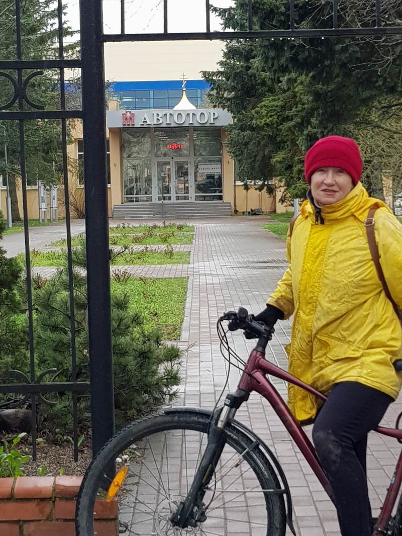 Ольга Мезенова на фоне Автотора