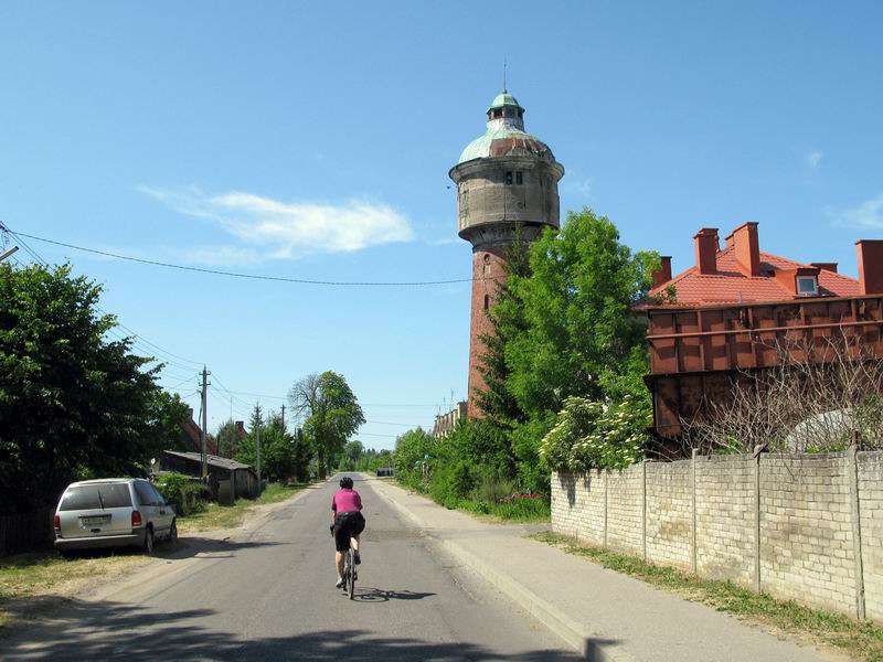 Проезжаем водонапорную башню.