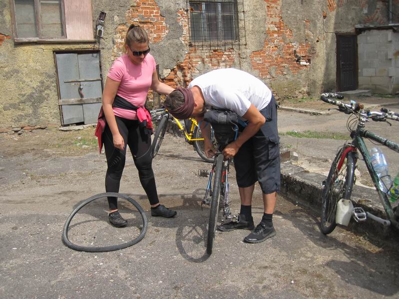 На велосипед Марины установили новую покрышку, купленную на рынке в Полесске